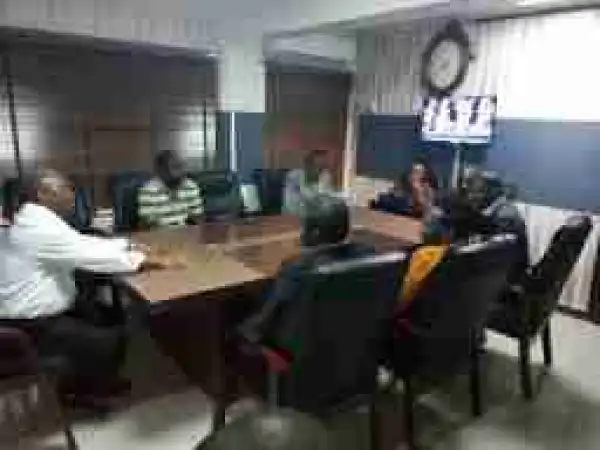 Photos of Burnaboy with police commissioner after he submitted himself to police ýesterday